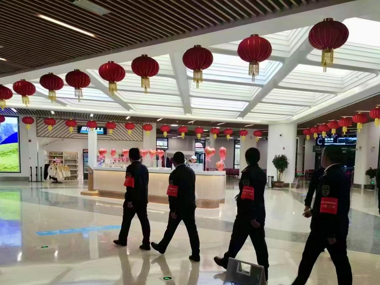 红了红了！玉龙雪山景区国庆氛围感“拉满” (7).jpg