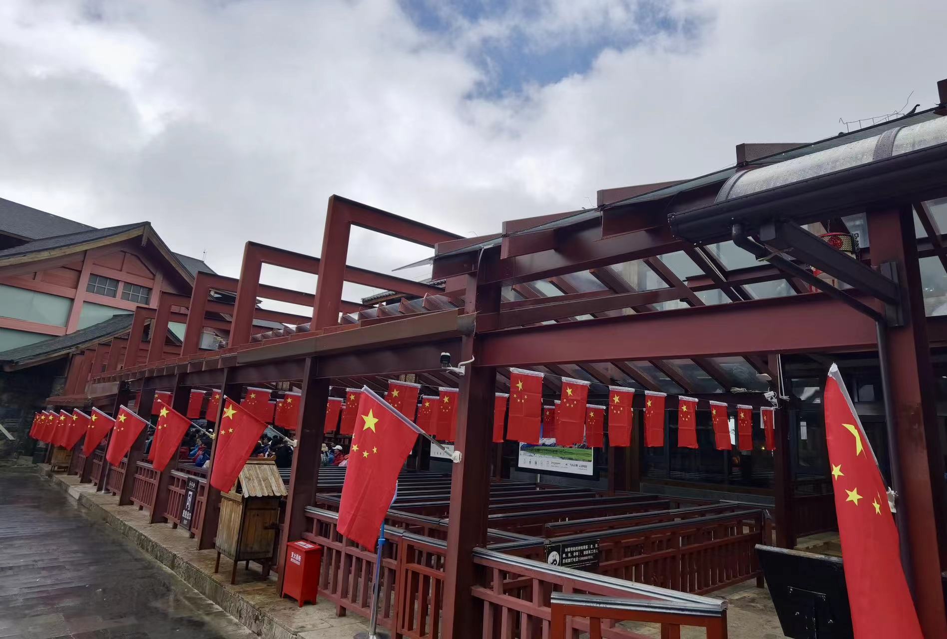 红了红了！玉龙雪山景区国庆氛围感“拉满” (8).jpg