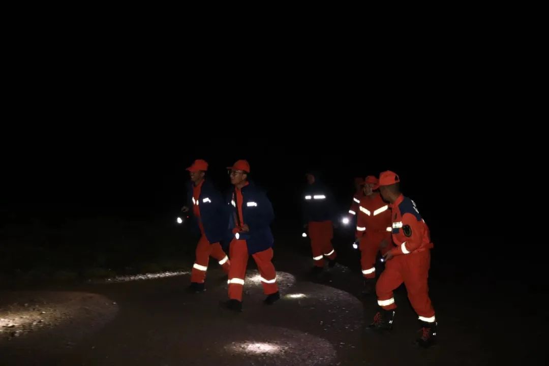 5名学生私闯玉龙雪山，消防队奋战救出被困学生 (2).jpg