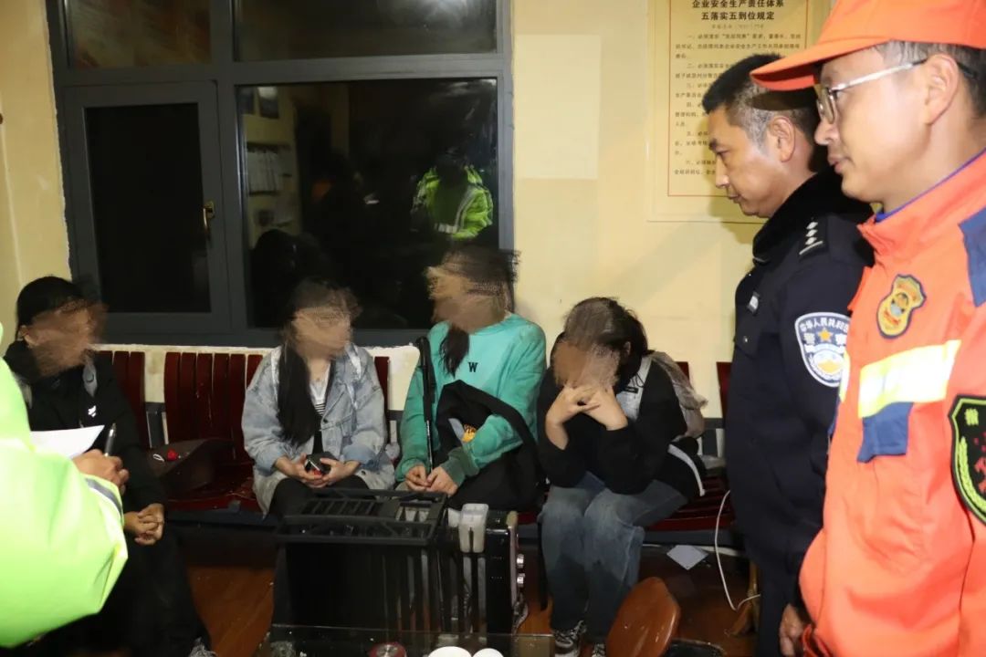 5名学生私闯玉龙雪山，消防队奋战救出被困学生 (4).jpg