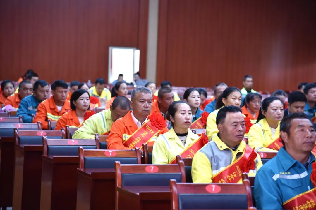 古城区环卫工人节，投控集团百名先进受表彰 (2).jpg