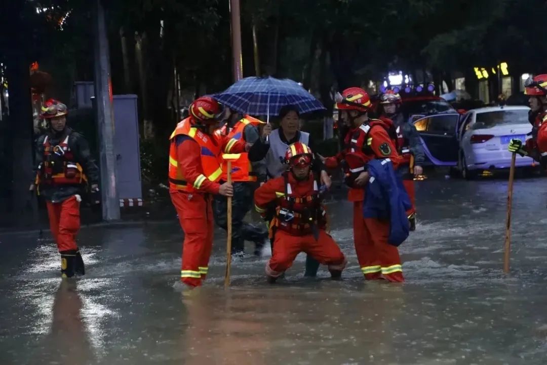 火焰蓝的使命：致敬消防英雄的平凡与伟大 (3).jpg