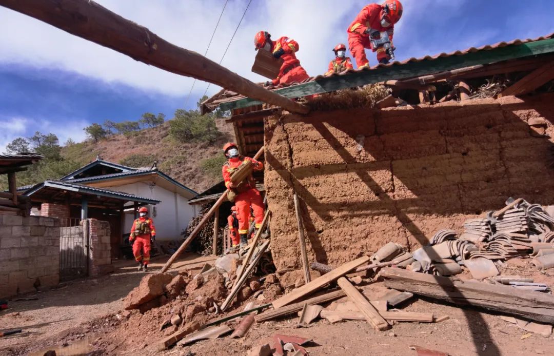 英雄无悔三十载！丽江森林消防支队荣获先进集体称号 (6).jpg