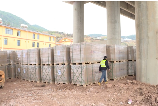 宁永高速公路桥下变“仓库”？堆放建筑材料、停车、养马…… (2).png