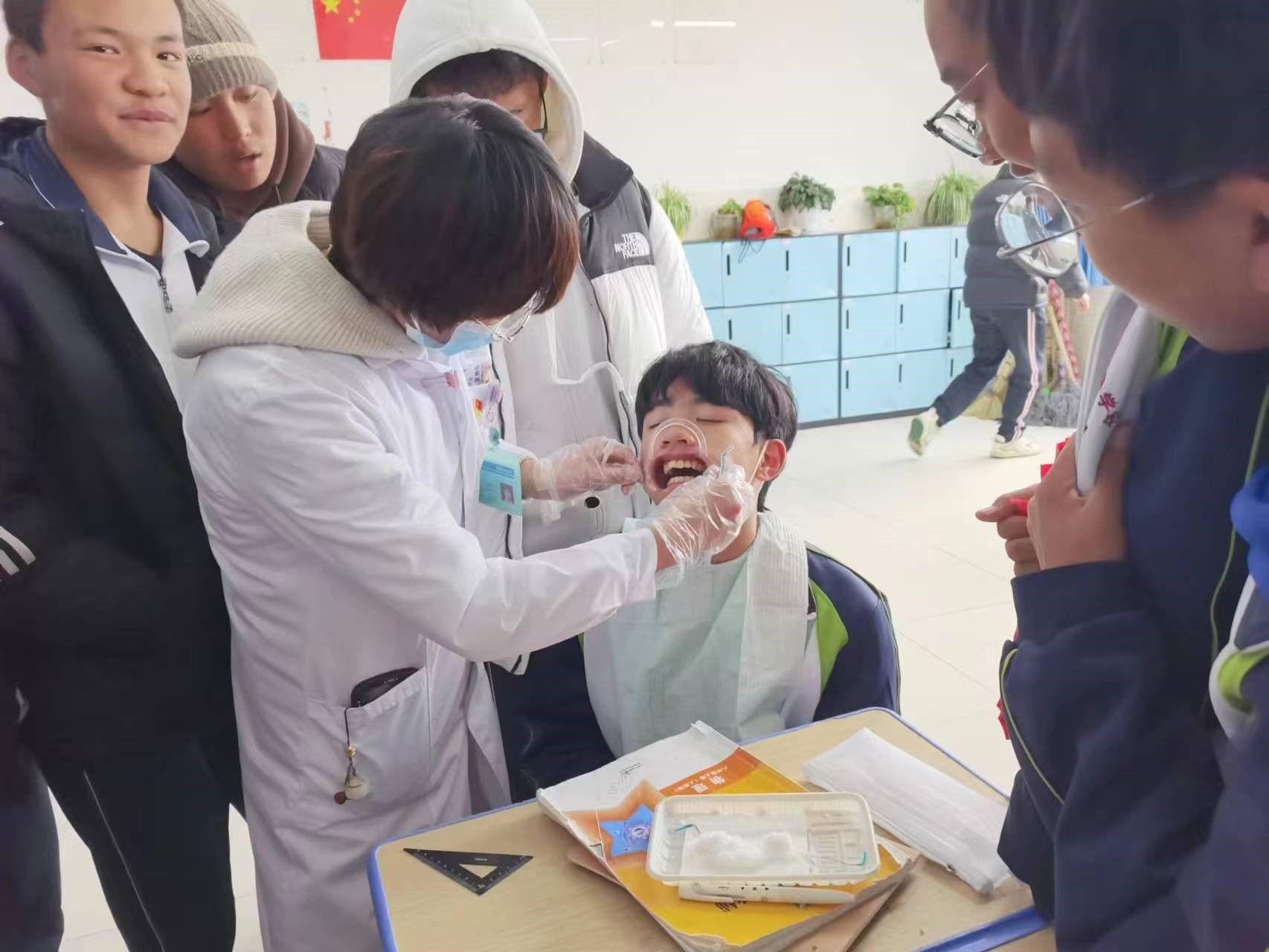 丽江市人民医院口腔科到到实验学校开展爱牙护齿主题党日活动 (1).jpg