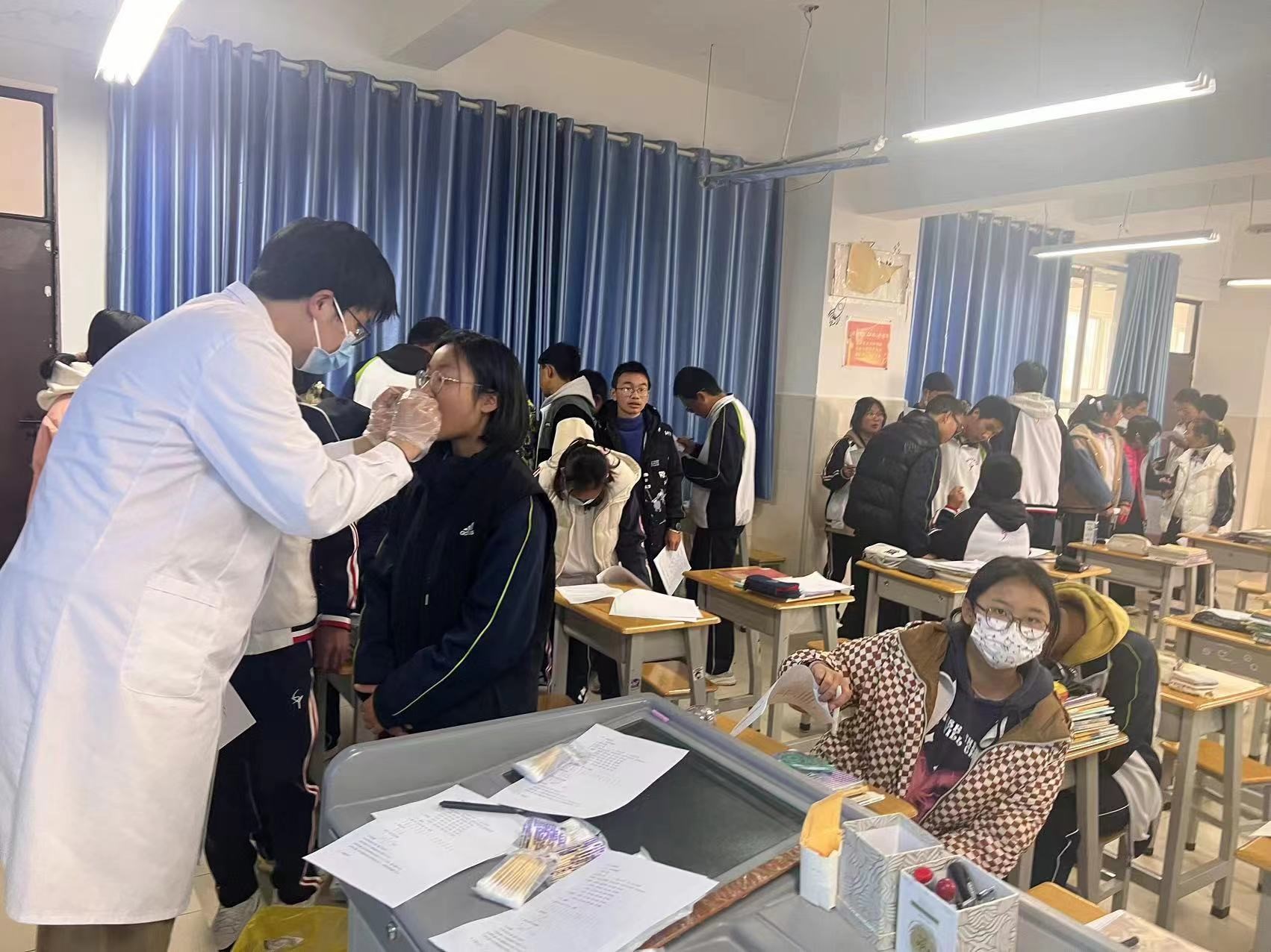 丽江市人民医院口腔科到到实验学校开展爱牙护齿主题党日活动 (3).jpg