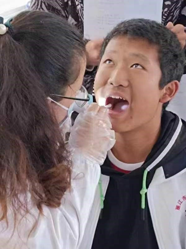 丽江市人民医院口腔科到到实验学校开展爱牙护齿主题党日活动 (4).jpg