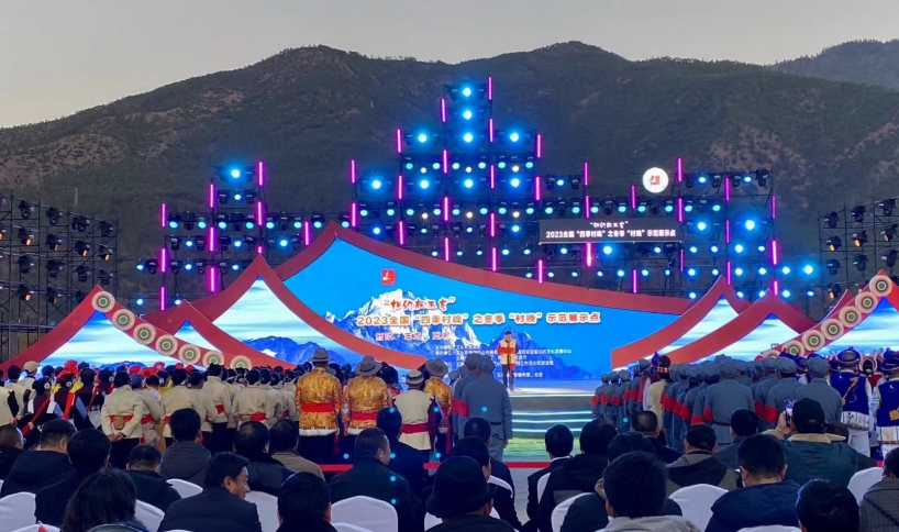 “村晚”搭台  玉龙“民”星唱出文化新生活 (1).jpg