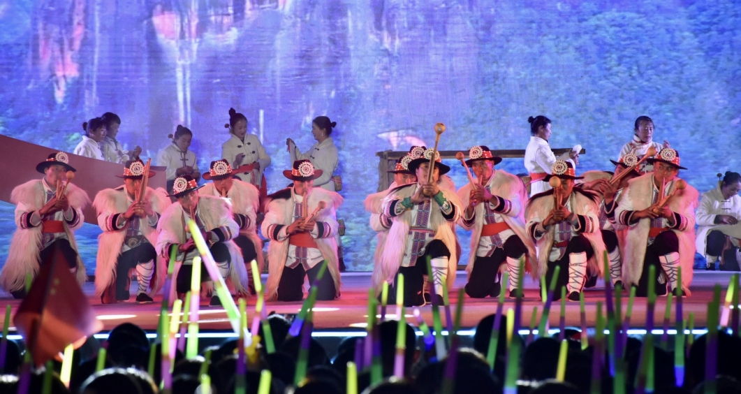 “村晚”搭台  玉龙“民”星唱出文化新生活 (2).jpg