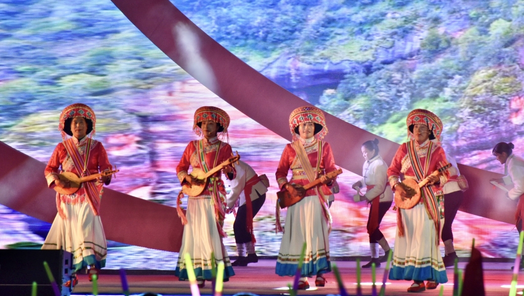 “村晚”搭台  玉龙“民”星唱出文化新生活 (3).jpg