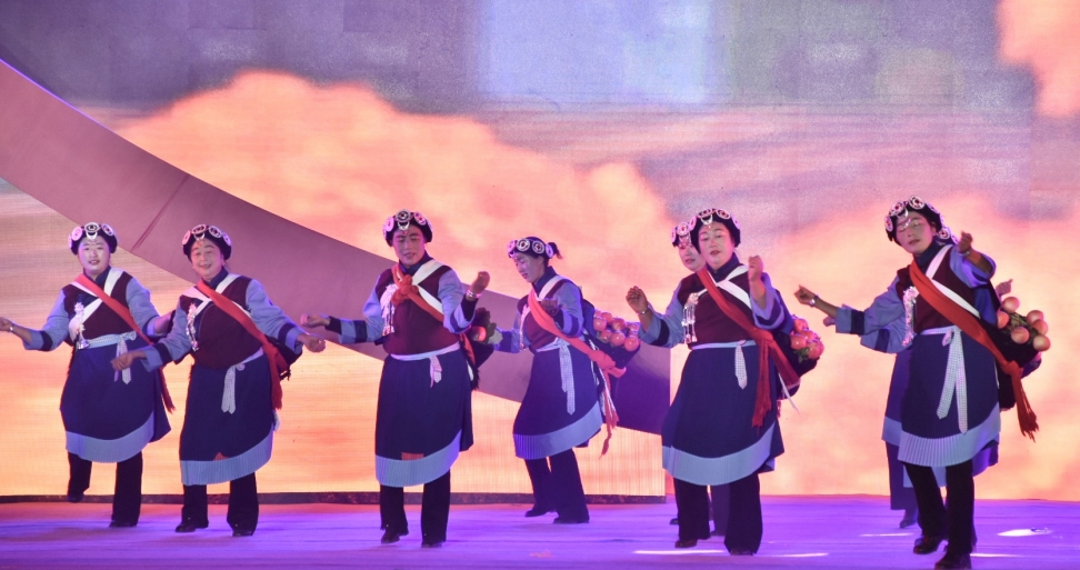 “村晚”搭台  玉龙“民”星唱出文化新生活 (4).jpg