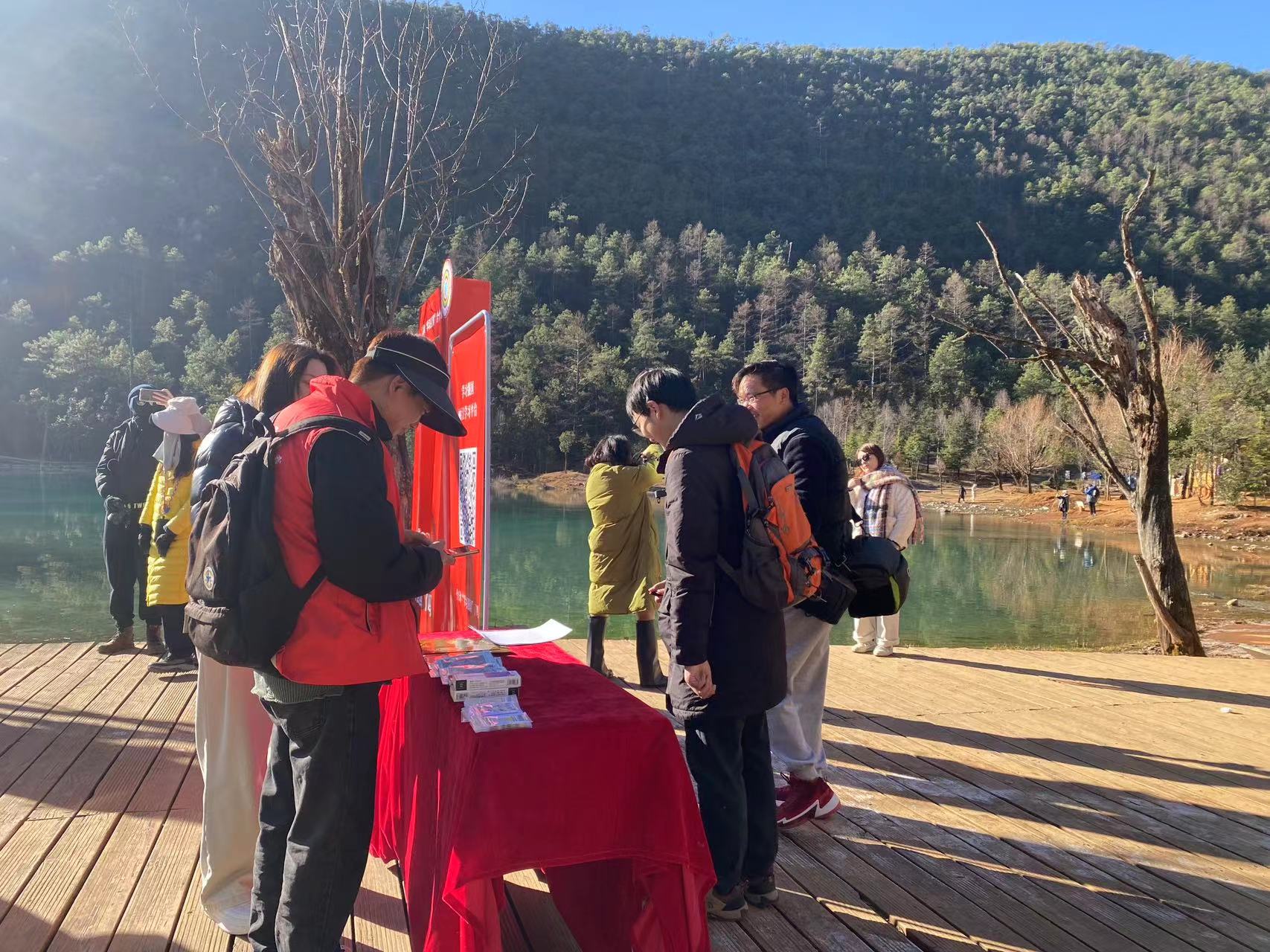2023年丽江青年志愿者环保徒步暨“学习强国”线下推广活动举行 (2).jpg