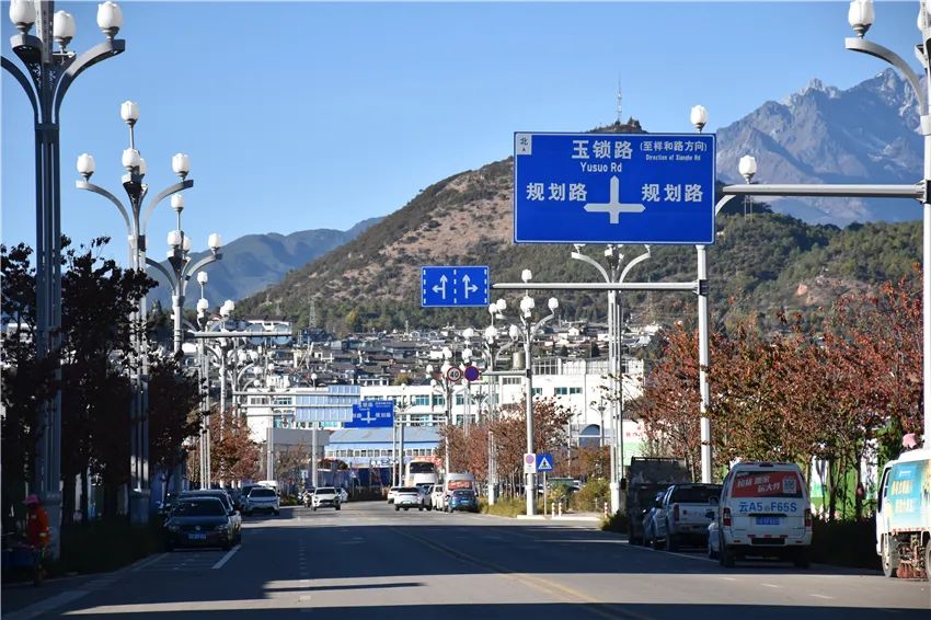 丽江城区增设停车泊位缓解停车难 (2).jpg