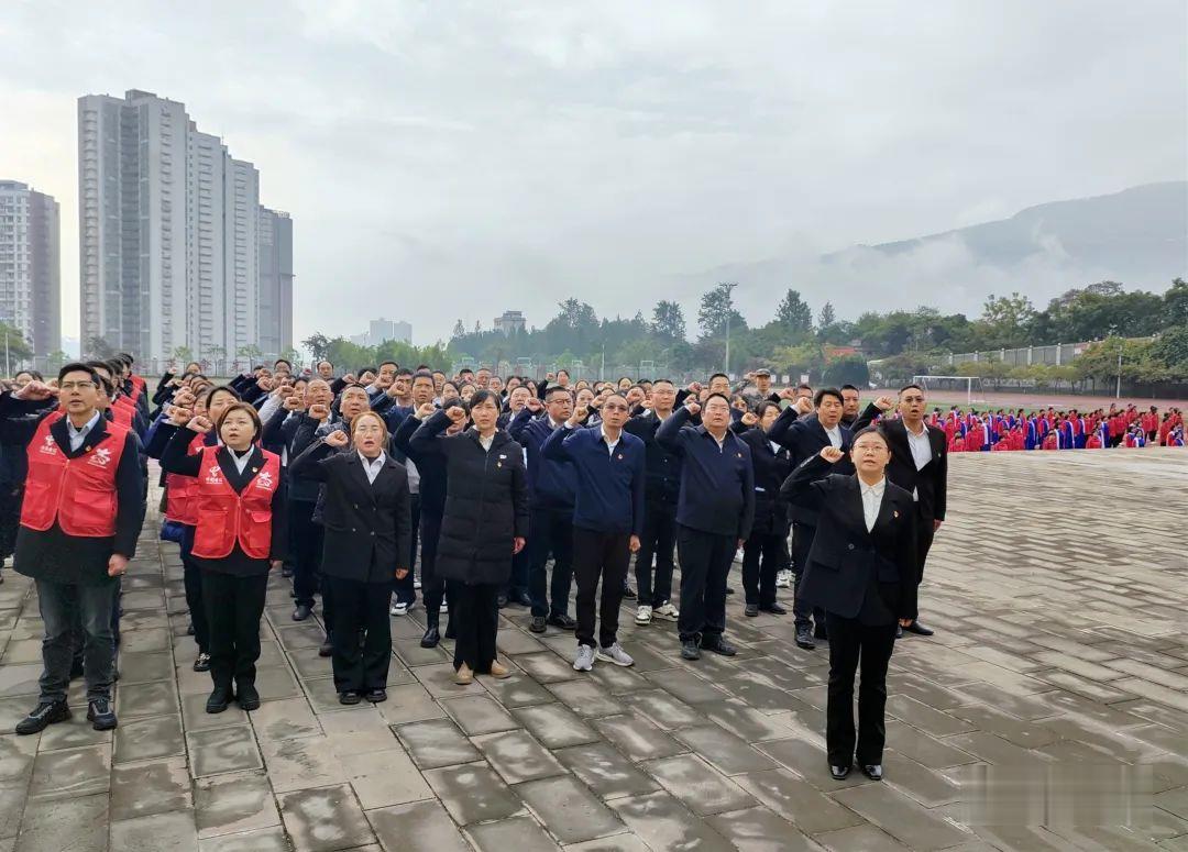 150余名党员与华坪女高学生共同宣誓，感受榜样力量 (4).jpg