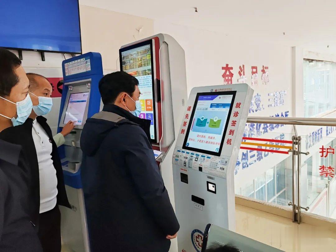 华坪县委书记王峥以普通患者身份体验就医流程 (2).jpg
