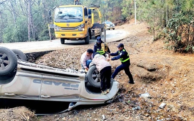 连续两起车辆侧翻 丽江民警及时救助 (4).png