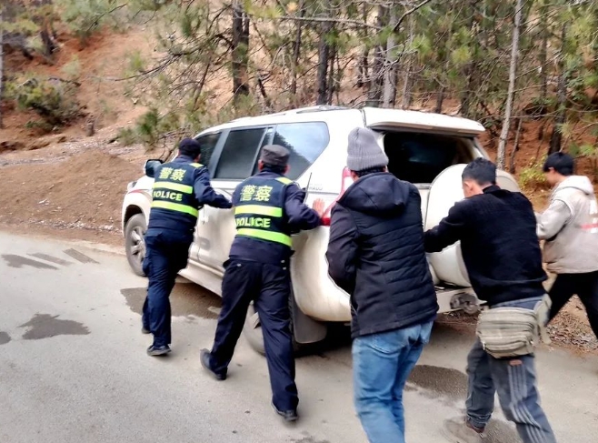 连续两起车辆侧翻 丽江民警及时救助 (1).png