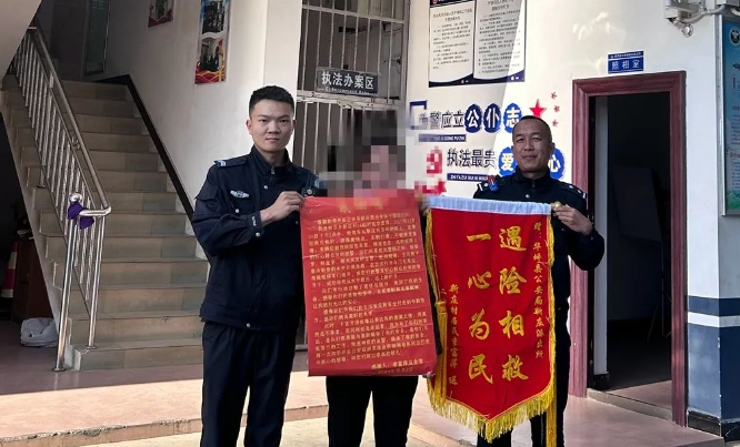 连续两起车辆侧翻 丽江民警及时救助 (2).png