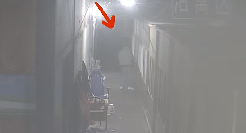 一男子为“泄愤”故意损坏监控，在忠义市场杀鸡宰鸭、偷吃香肠，事后还在现场围观！ (2).png