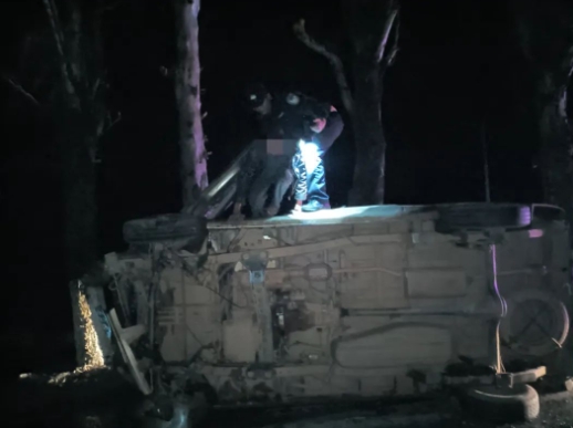 车辆侧翻不敢报警求助  司机不仅酒后驾车，更是无证驾驶！  (1).png