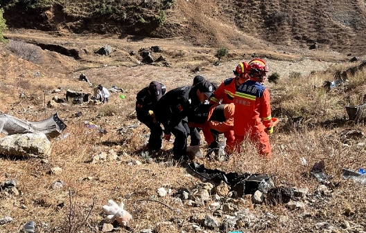 车辆翻入大桥下150米   5人车祸被困 (1).png