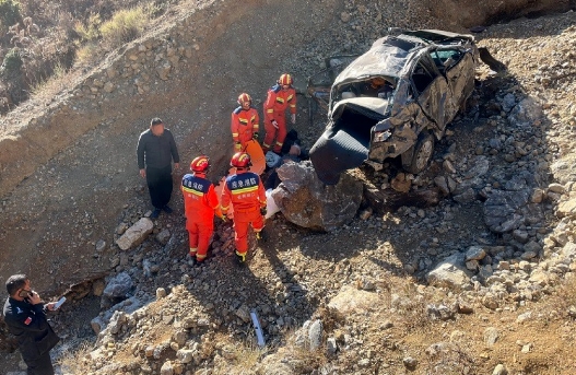 车辆翻入大桥下150米   5人车祸被困 (2).png