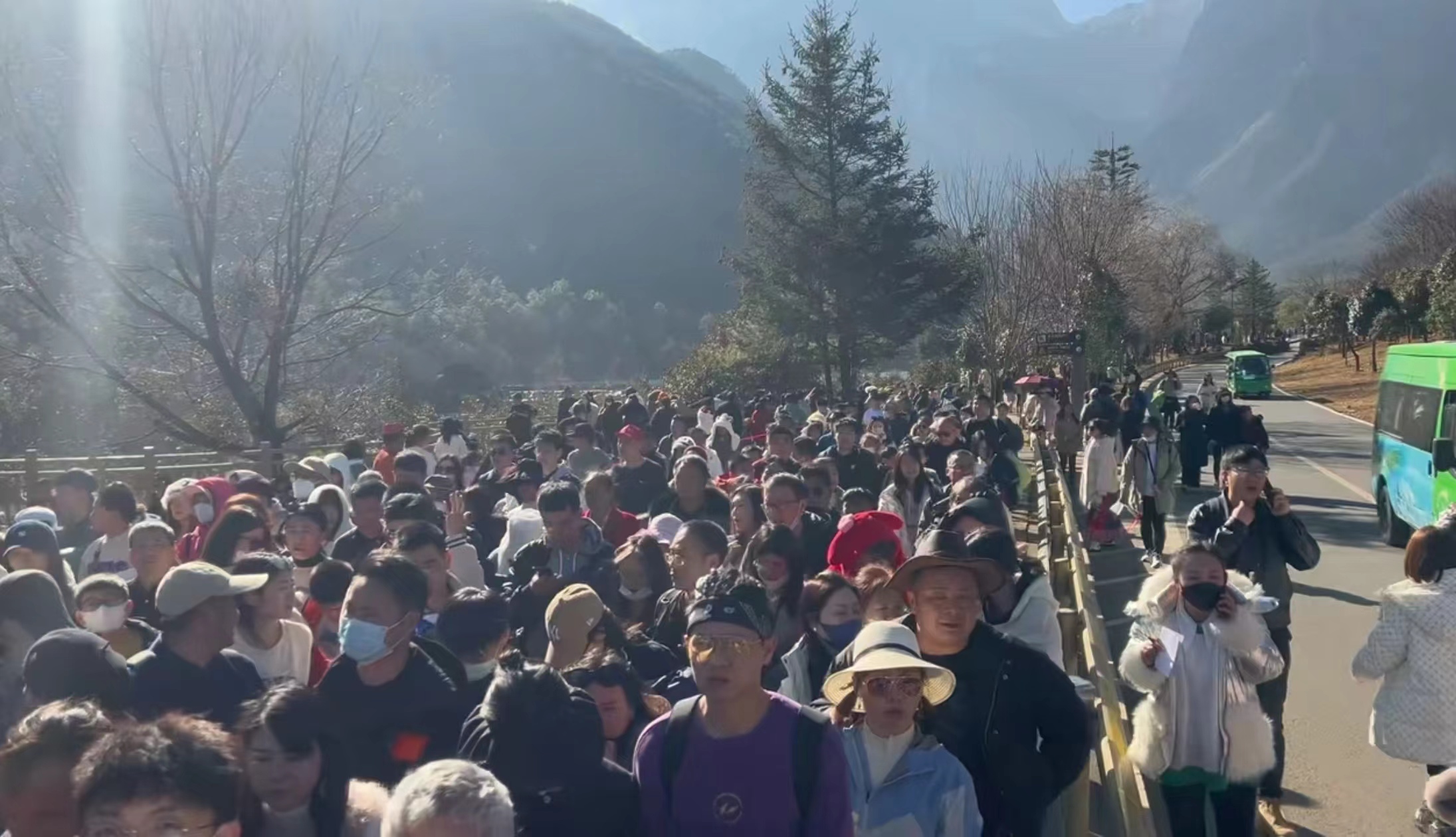 玉龙雪山景区持续至18号实施分流限流措施 以应对游客高峰确保游览安全与体验2.jpg