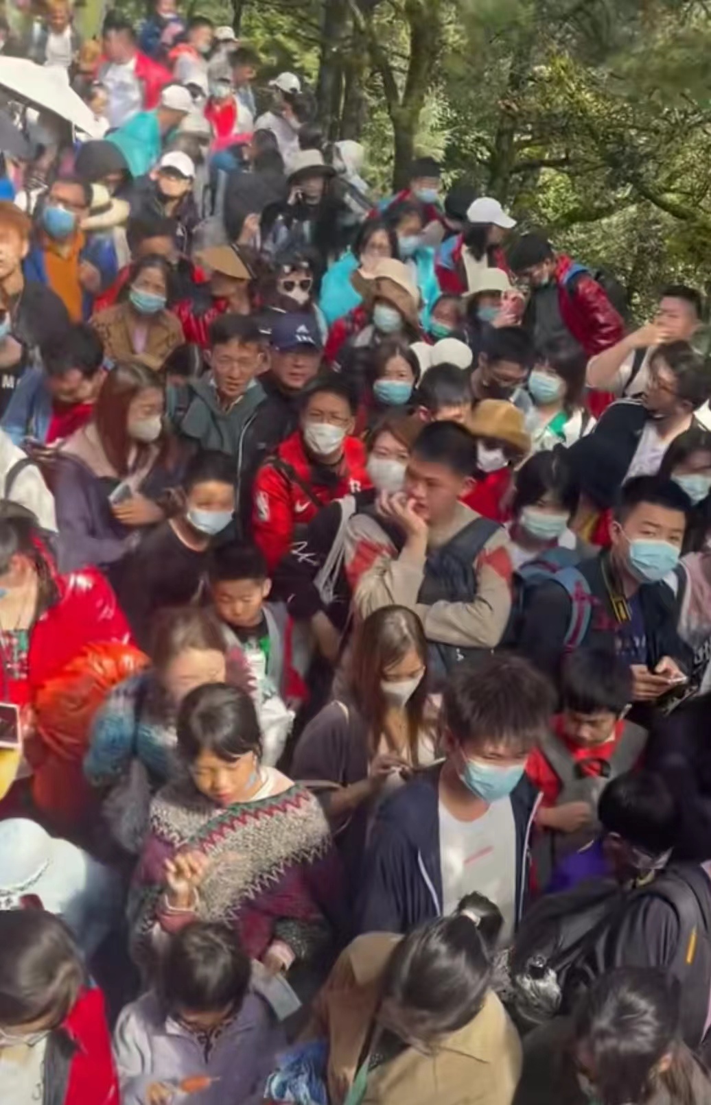 玉龙雪山景区持续至18号实施分流限流措施 以应对游客高峰确保游览安全与体验3.jpg