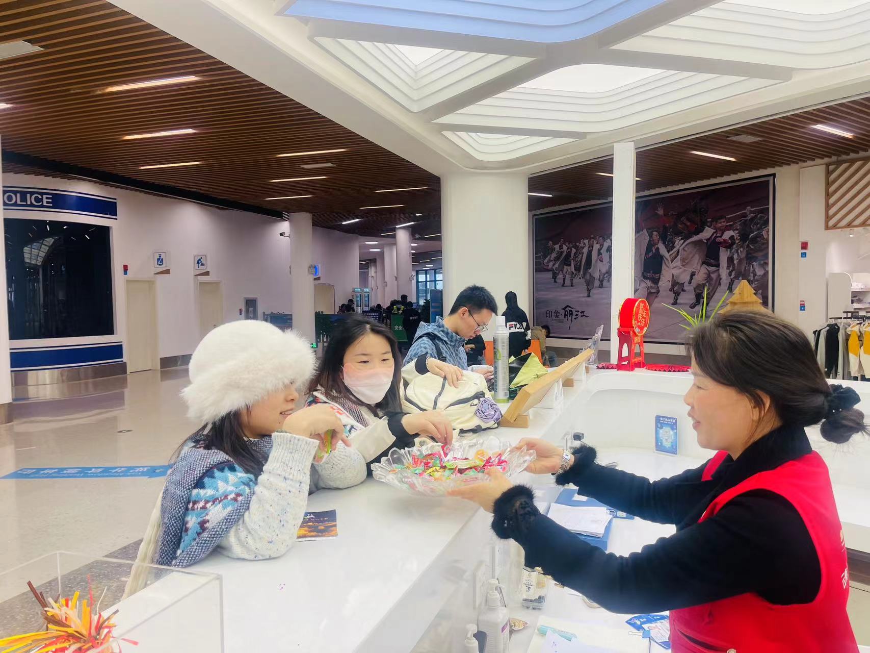 五一假期 玉龙雪山志愿服务不停歇 温暖游客心 (3).jpg