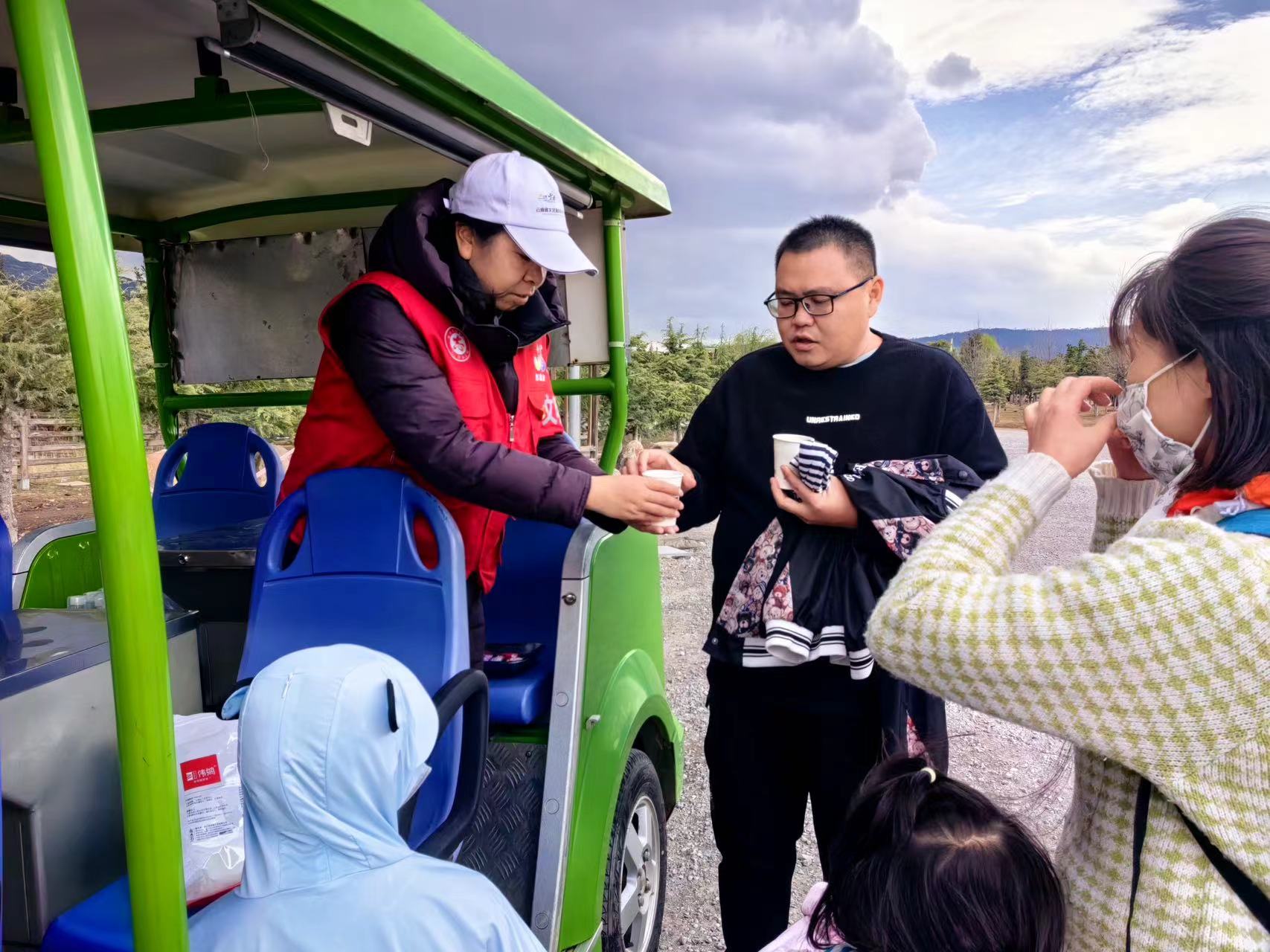 五一假期 玉龙雪山志愿服务不停歇 温暖游客心 (4).jpg
