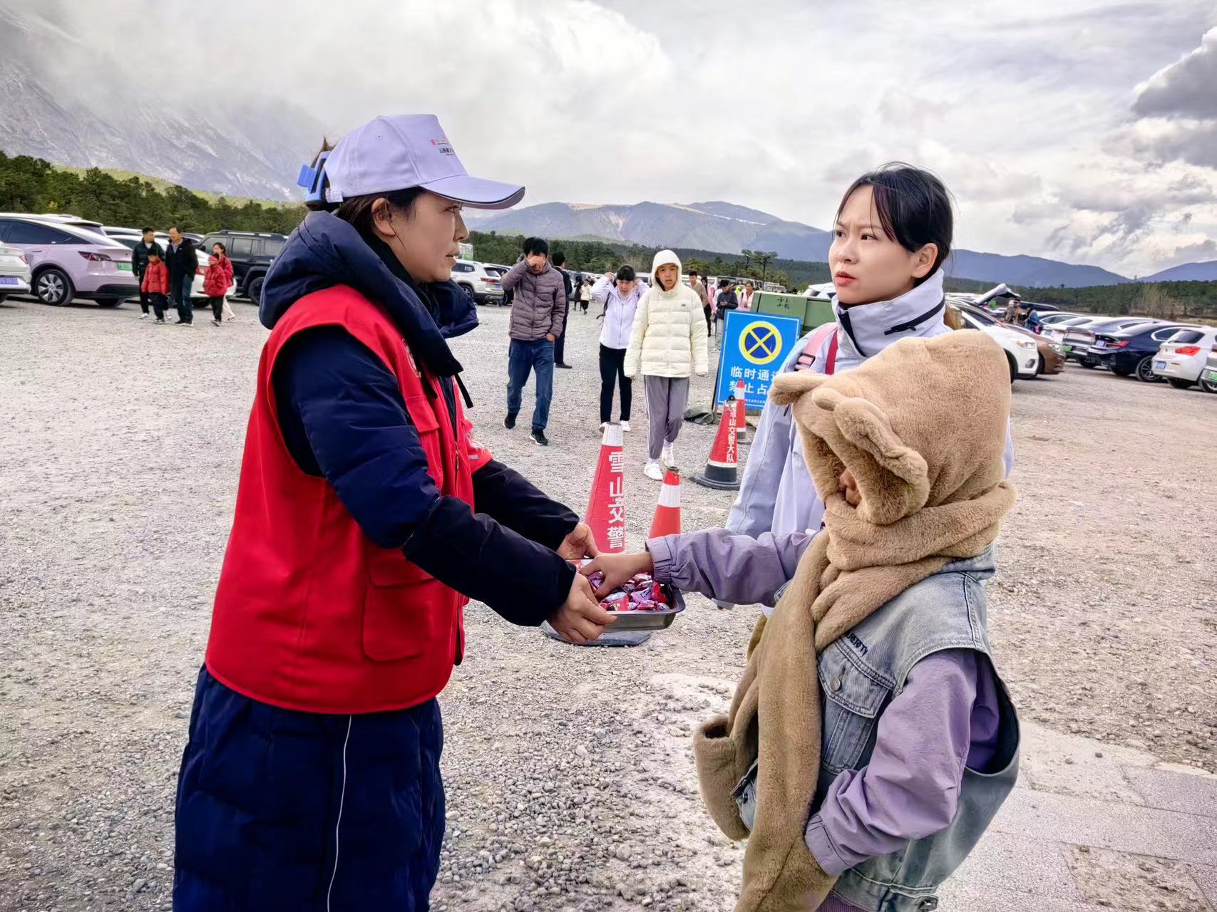 五一假期 玉龙雪山志愿服务不停歇 温暖游客心 (5).jpg