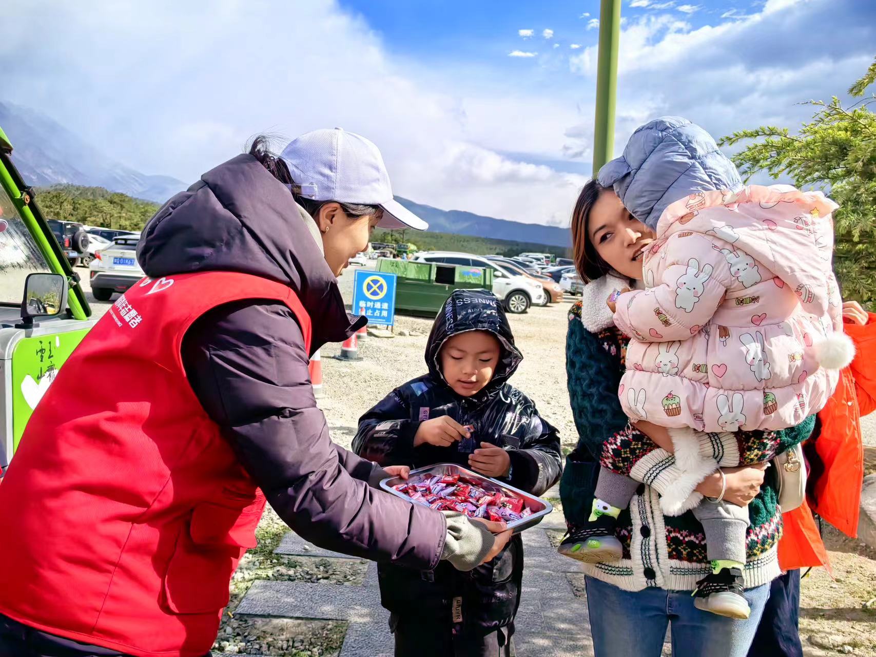 五一假期 玉龙雪山志愿服务不停歇 温暖游客心 (8).jpg