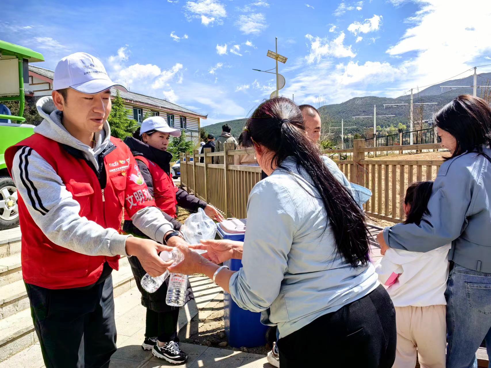五一假期 玉龙雪山志愿服务不停歇 温暖游客心 (9).jpg