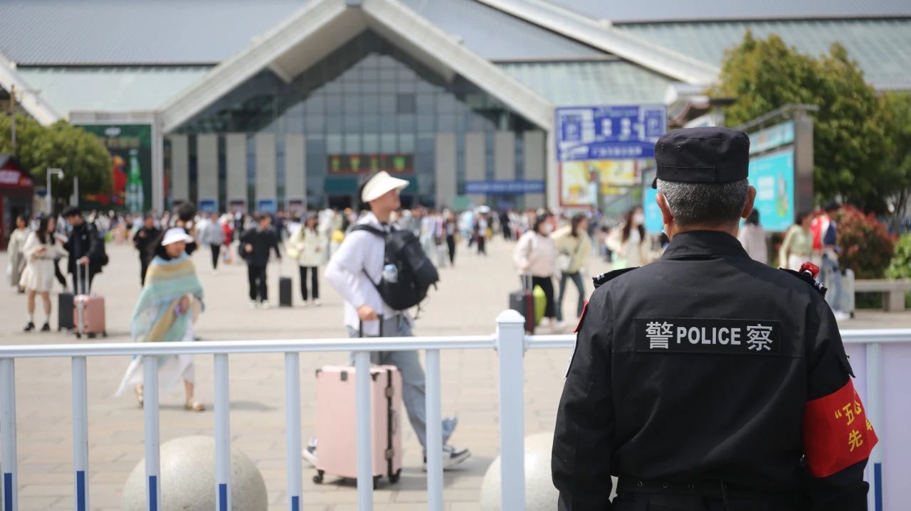 丽江火车警务站守护游客出行平安5.jpg