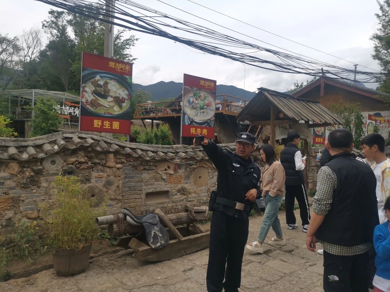 五一守护白沙古镇的藏蓝“警”色 玉龙公安筑造平安旅游“枫”景线2.jpg