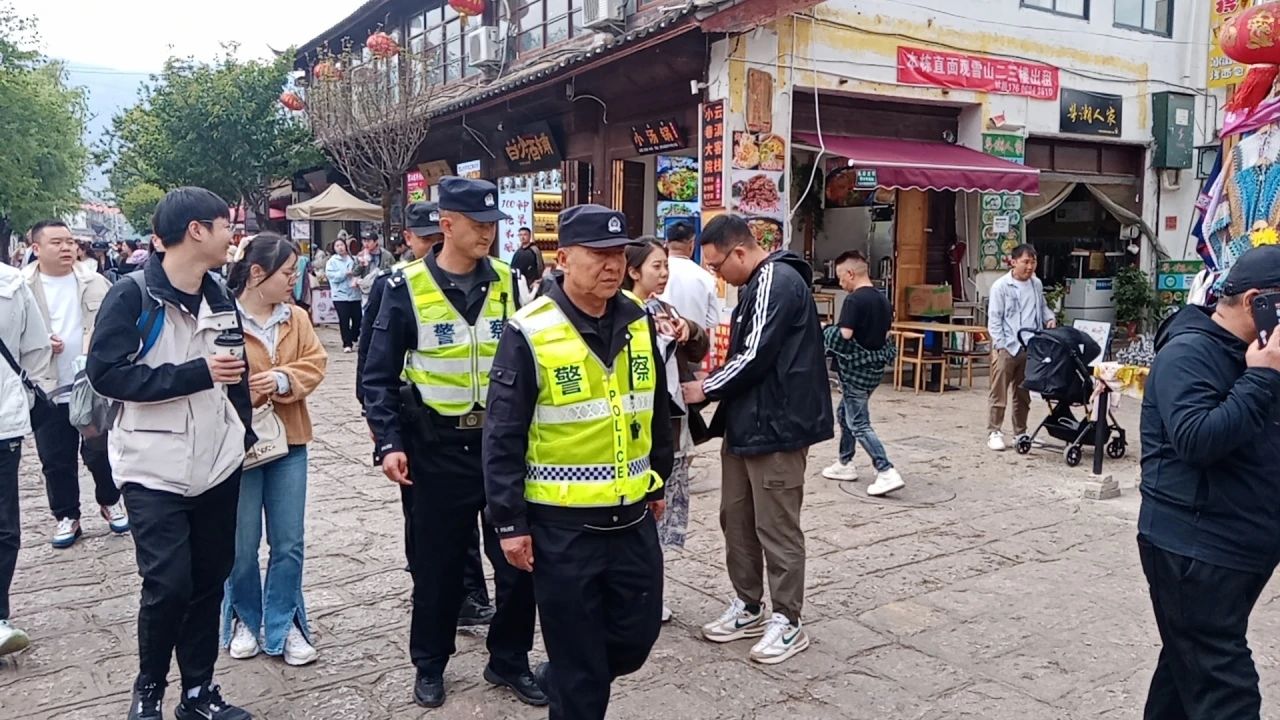 五一守护白沙古镇的藏蓝“警”色 玉龙公安筑造平安旅游“枫”景线3.jpg