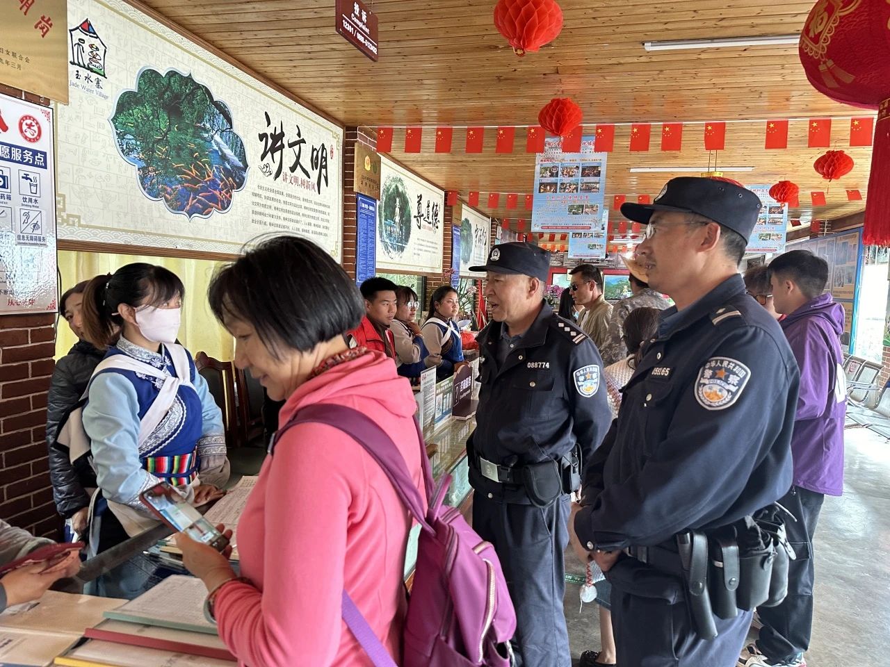 五一守护白沙古镇的藏蓝“警”色 玉龙公安筑造平安旅游“枫”景线6.jpg