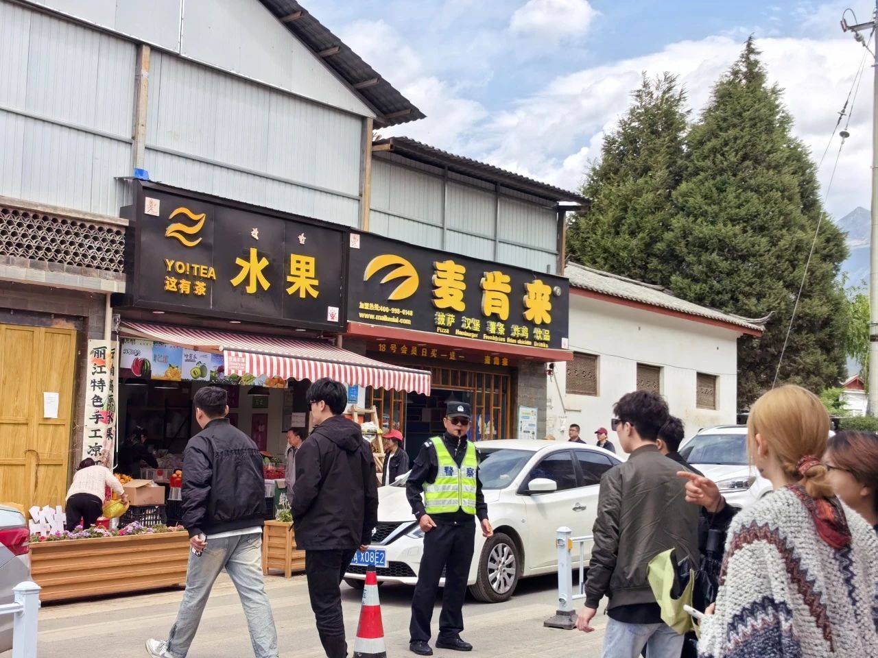 五一守护白沙古镇的藏蓝“警”色 玉龙公安筑造平安旅游“枫”景线5.jpg