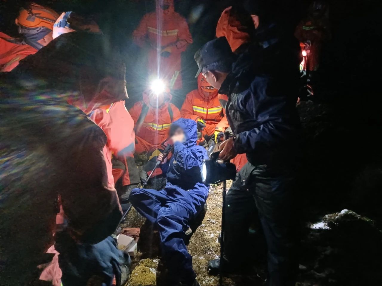 五一守护白沙古镇的藏蓝“警”色 玉龙公安筑造平安旅游“枫”景线9.jpg