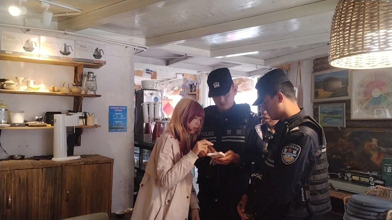 五一守护白沙古镇的藏蓝“警”色 玉龙公安筑造平安旅游“枫”景线8.jpg