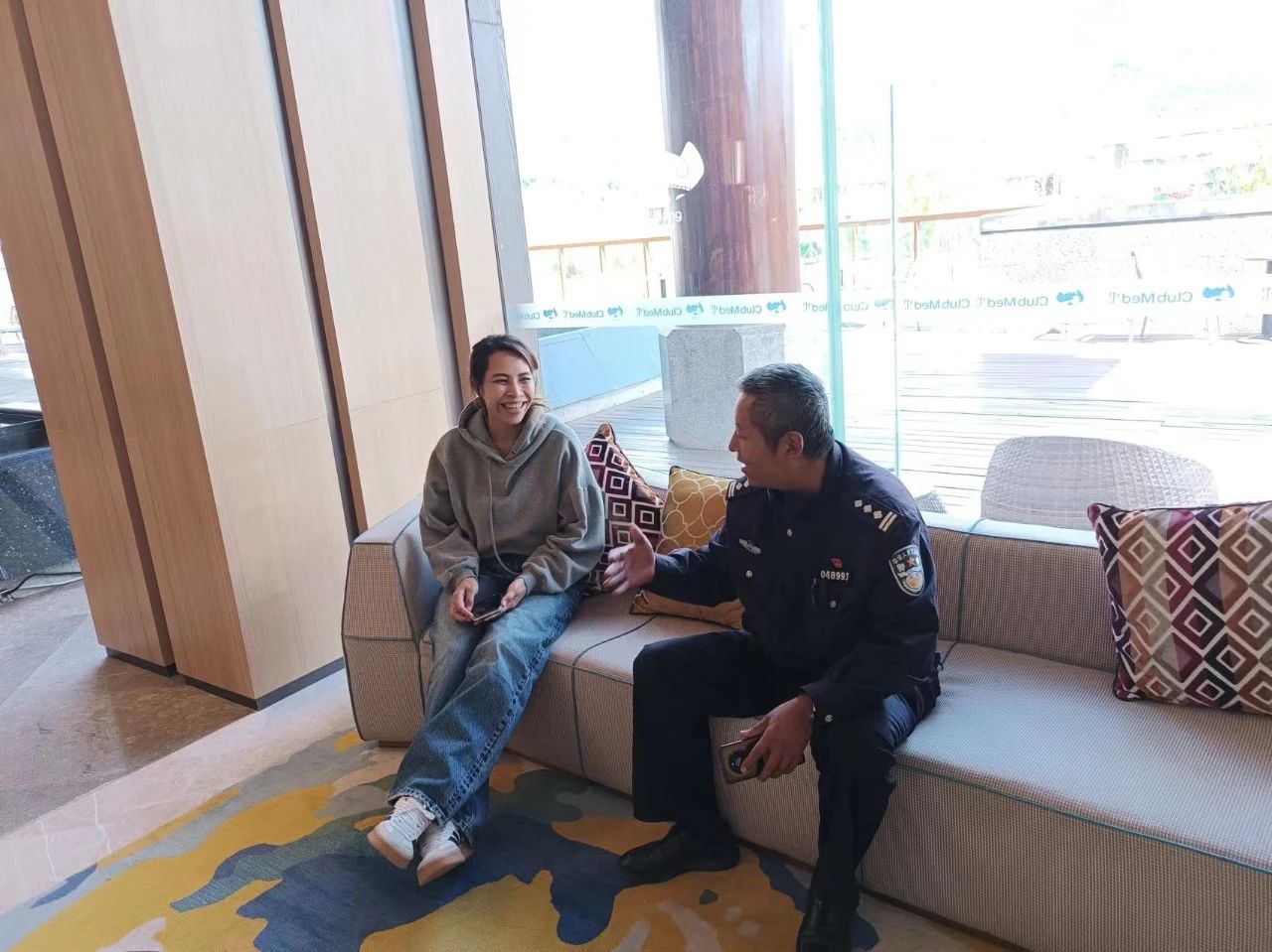 五一守护白沙古镇的藏蓝“警”色 玉龙公安筑造平安旅游“枫”景线7.jpg