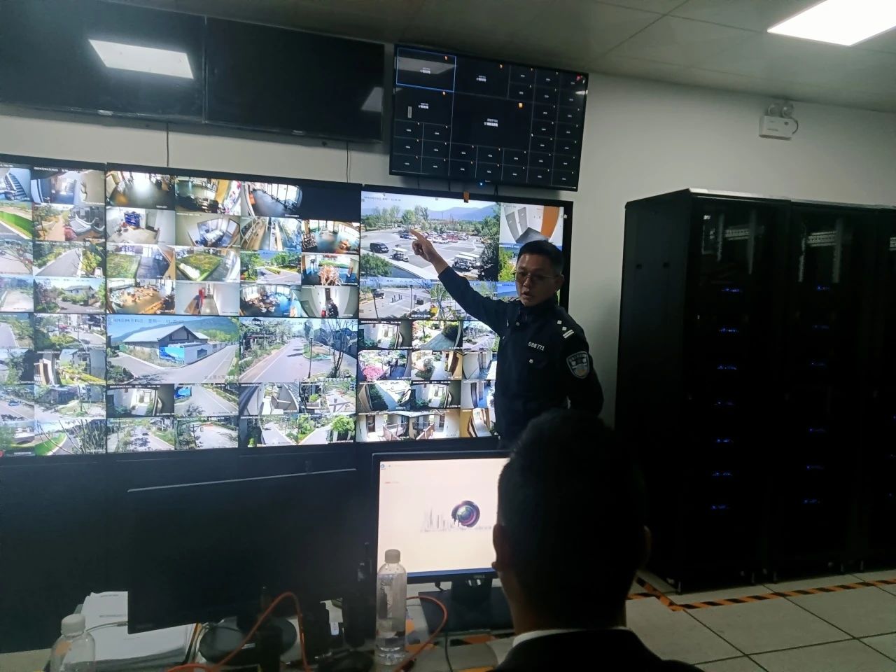 五一守护白沙古镇的藏蓝“警”色 玉龙公安筑造平安旅游“枫”景线11.jpg