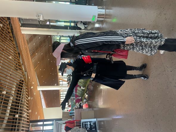 玉龙雪山五一旅游秩序井然 志愿者红马甲成亮丽风景线4.jpg