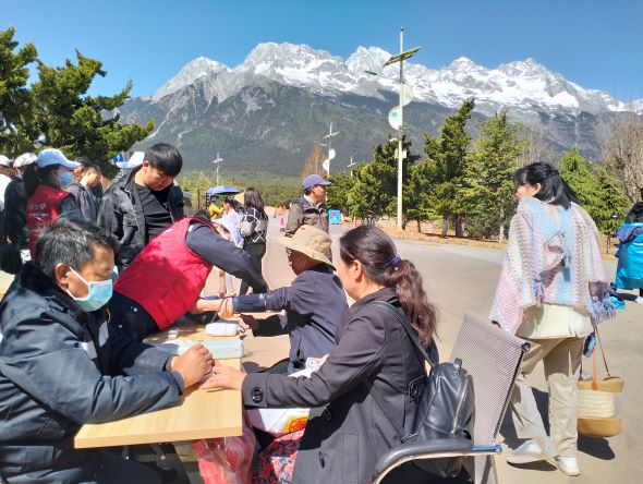 玉龙雪山五一旅游秩序井然 志愿者红马甲成亮丽风景线3.jpg