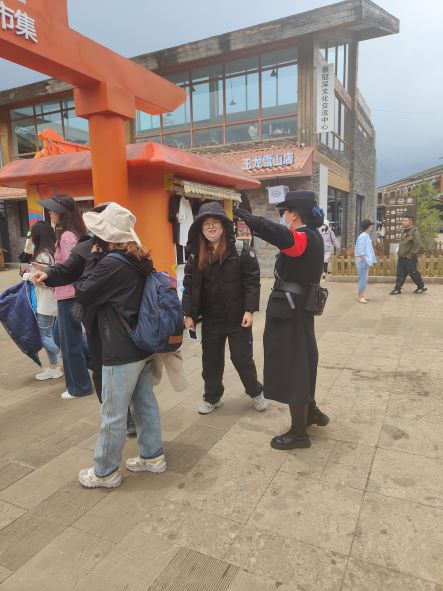 玉龙雪山五一旅游秩序井然 志愿者红马甲成亮丽风景线7.jpg