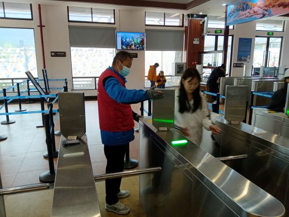 玉龙雪山五一旅游秩序井然 志愿者红马甲成亮丽风景线5.jpg