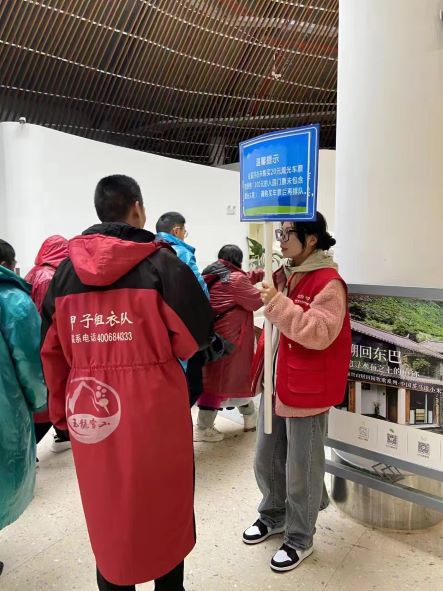 玉龙雪山五一旅游秩序井然 志愿者红马甲成亮丽风景线6.jpg