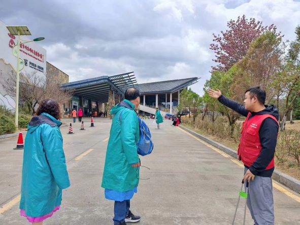 玉龙雪山五一旅游秩序井然 志愿者红马甲成亮丽风景线8.jpg