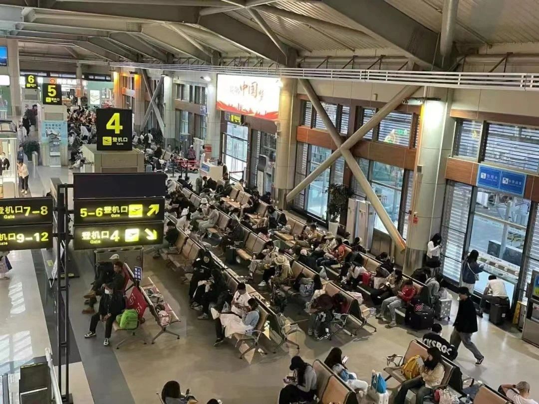 丽江机场“五一”假期运输旅客 11.43万人次02.jpg