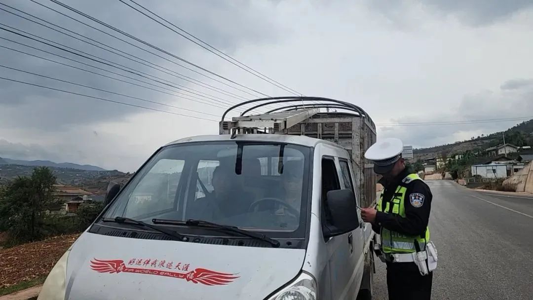 宁蒗交警高效护航“五一”：科技 人力织密安全网，确保假期道路畅通无阻03.jpg